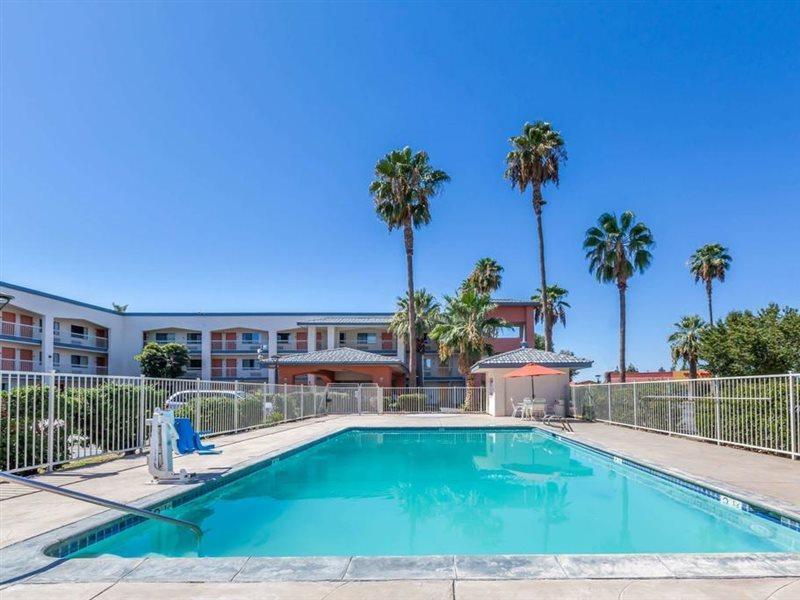 Super 8 By Wyndham Bakersfield/Central Exteriör bild