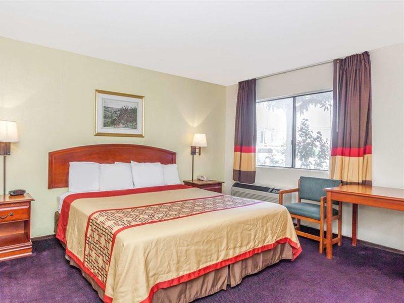 Super 8 By Wyndham Bakersfield/Central Exteriör bild