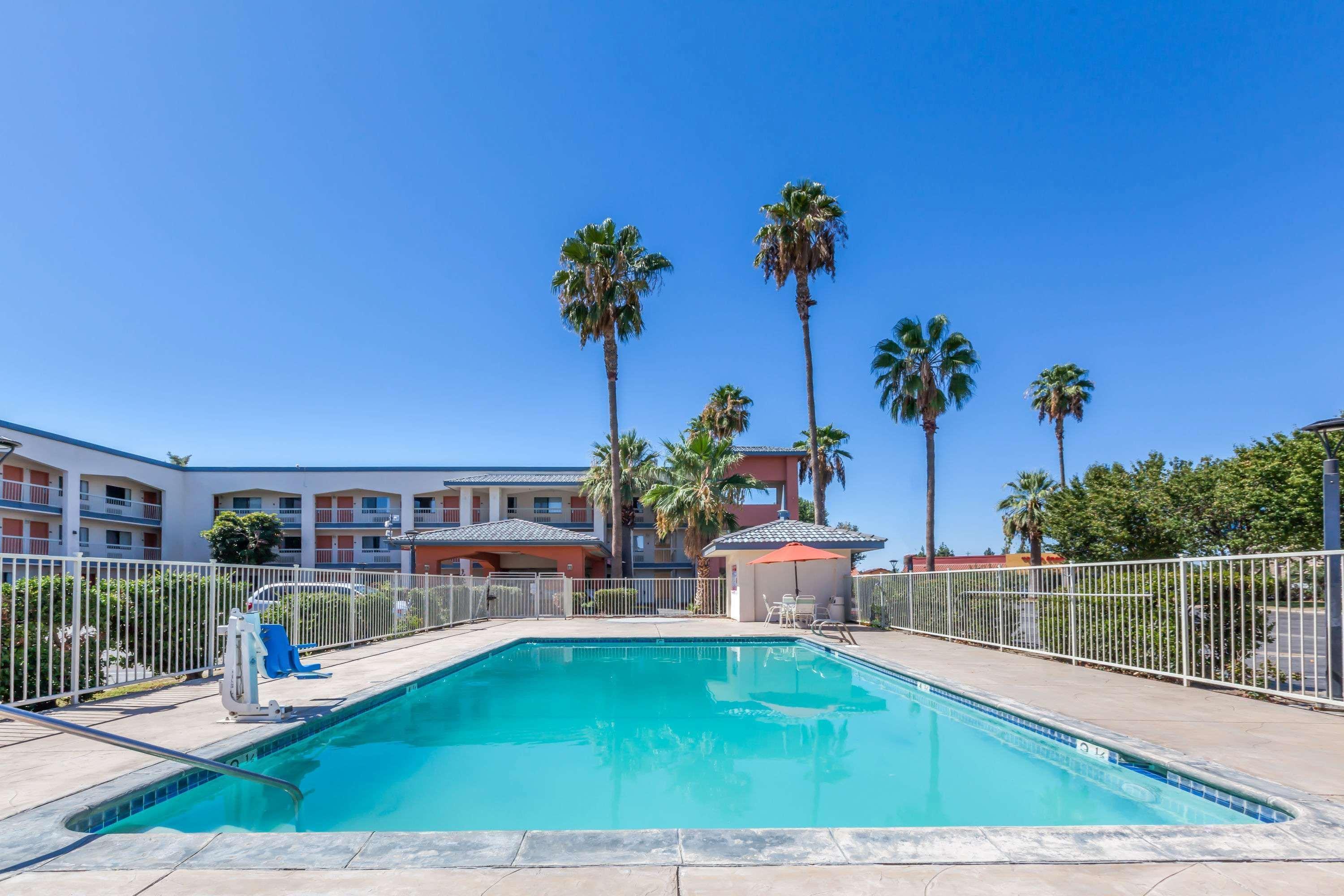 Super 8 By Wyndham Bakersfield/Central Exteriör bild