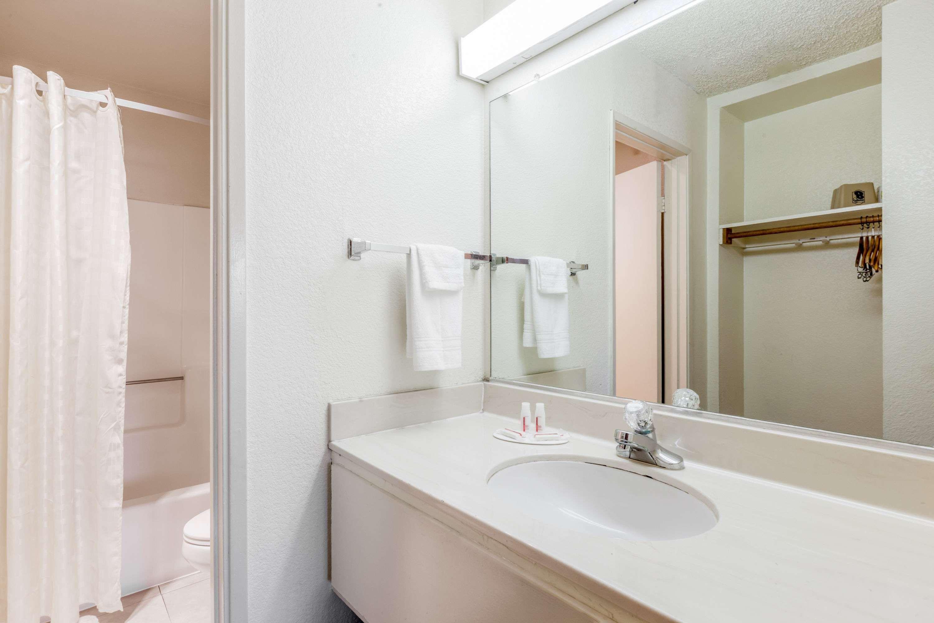 Super 8 By Wyndham Bakersfield/Central Exteriör bild