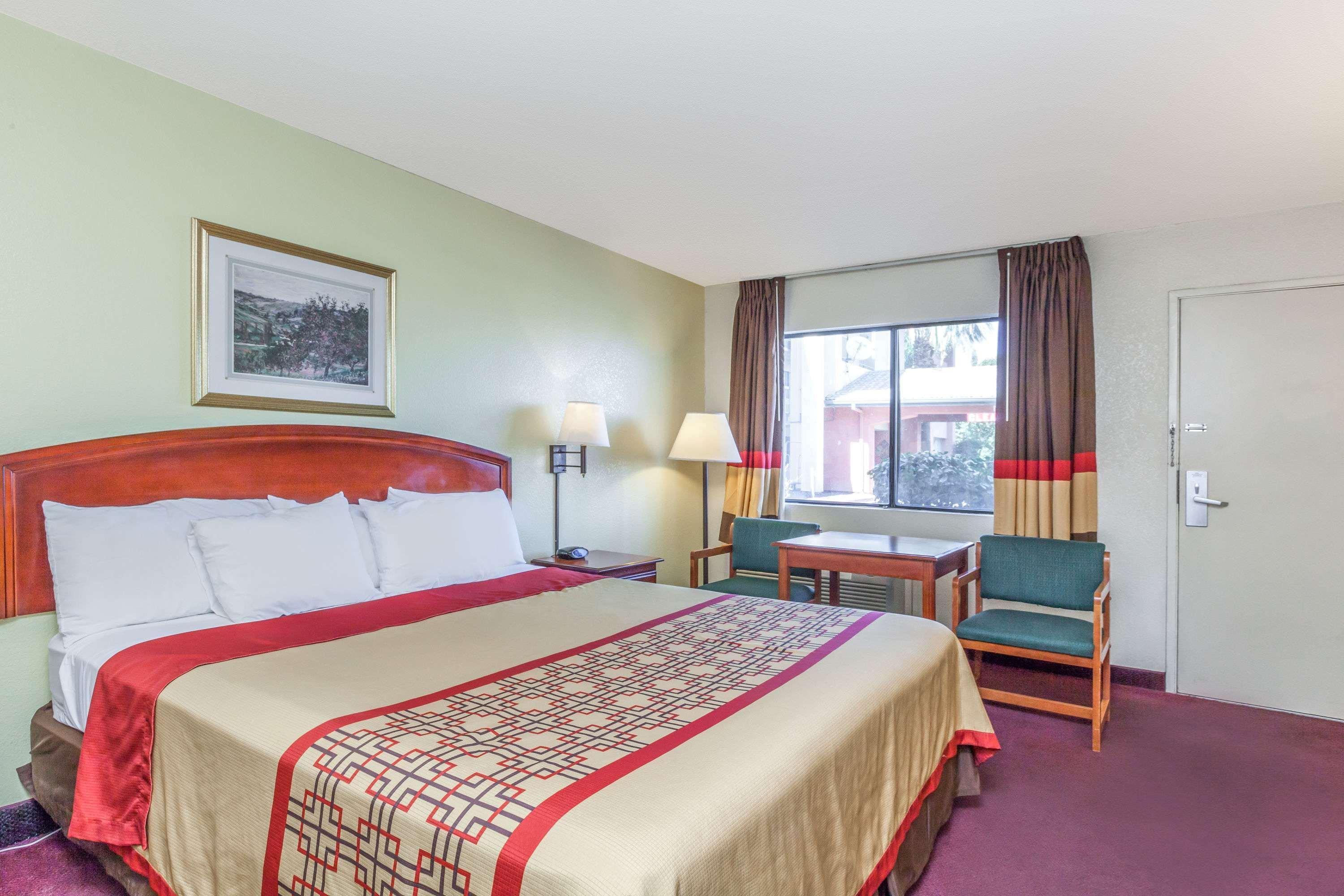 Super 8 By Wyndham Bakersfield/Central Exteriör bild