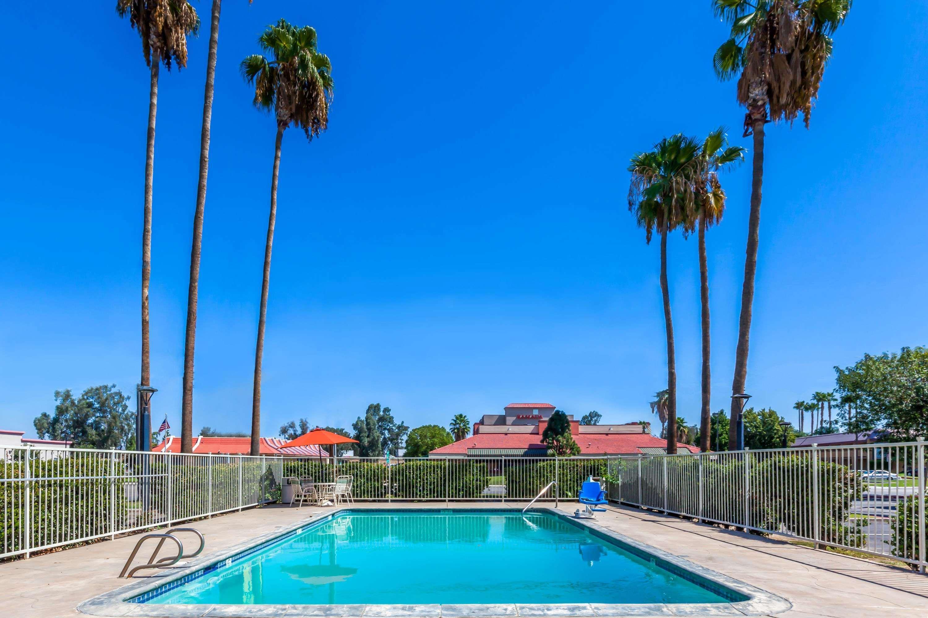 Super 8 By Wyndham Bakersfield/Central Exteriör bild