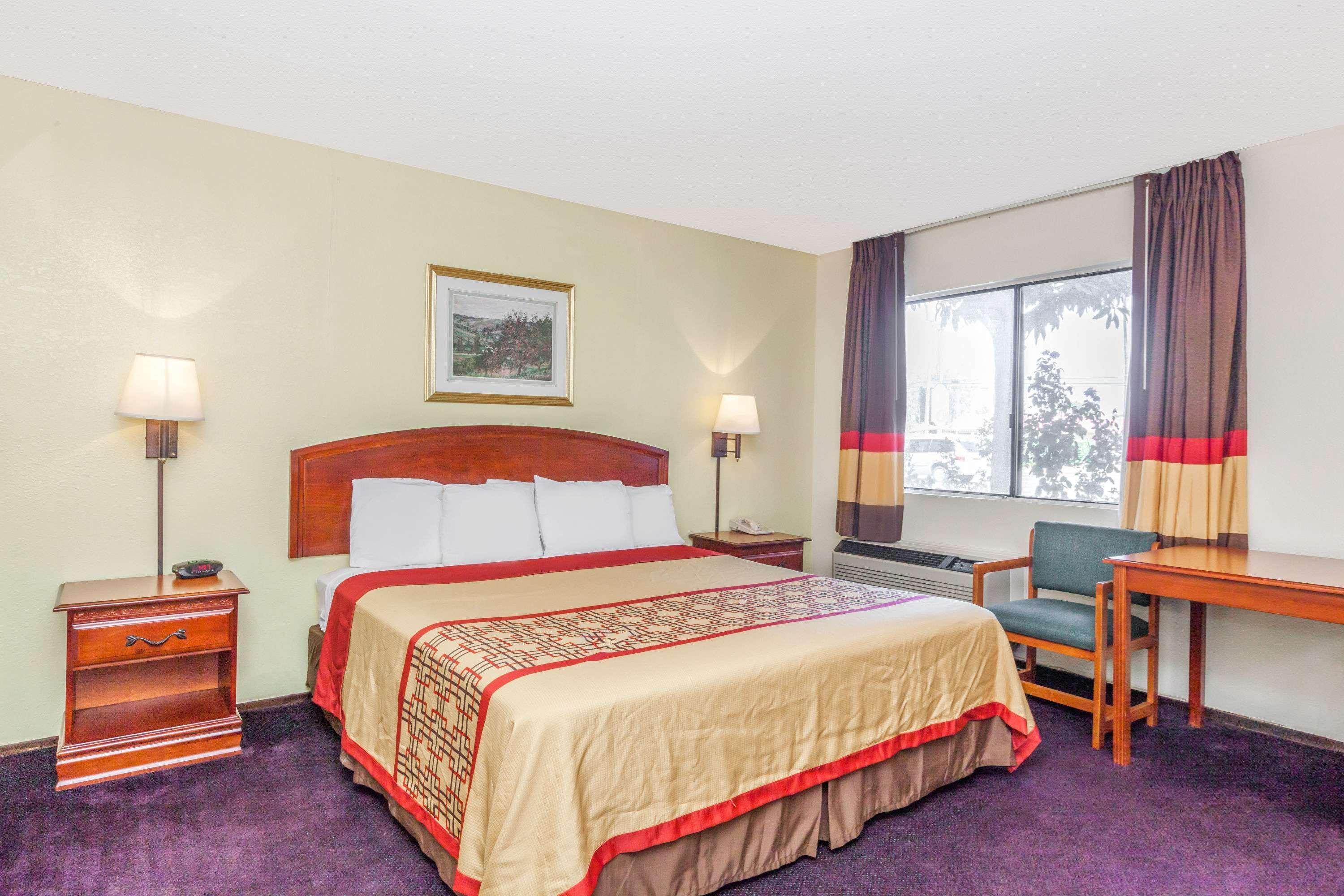 Super 8 By Wyndham Bakersfield/Central Exteriör bild