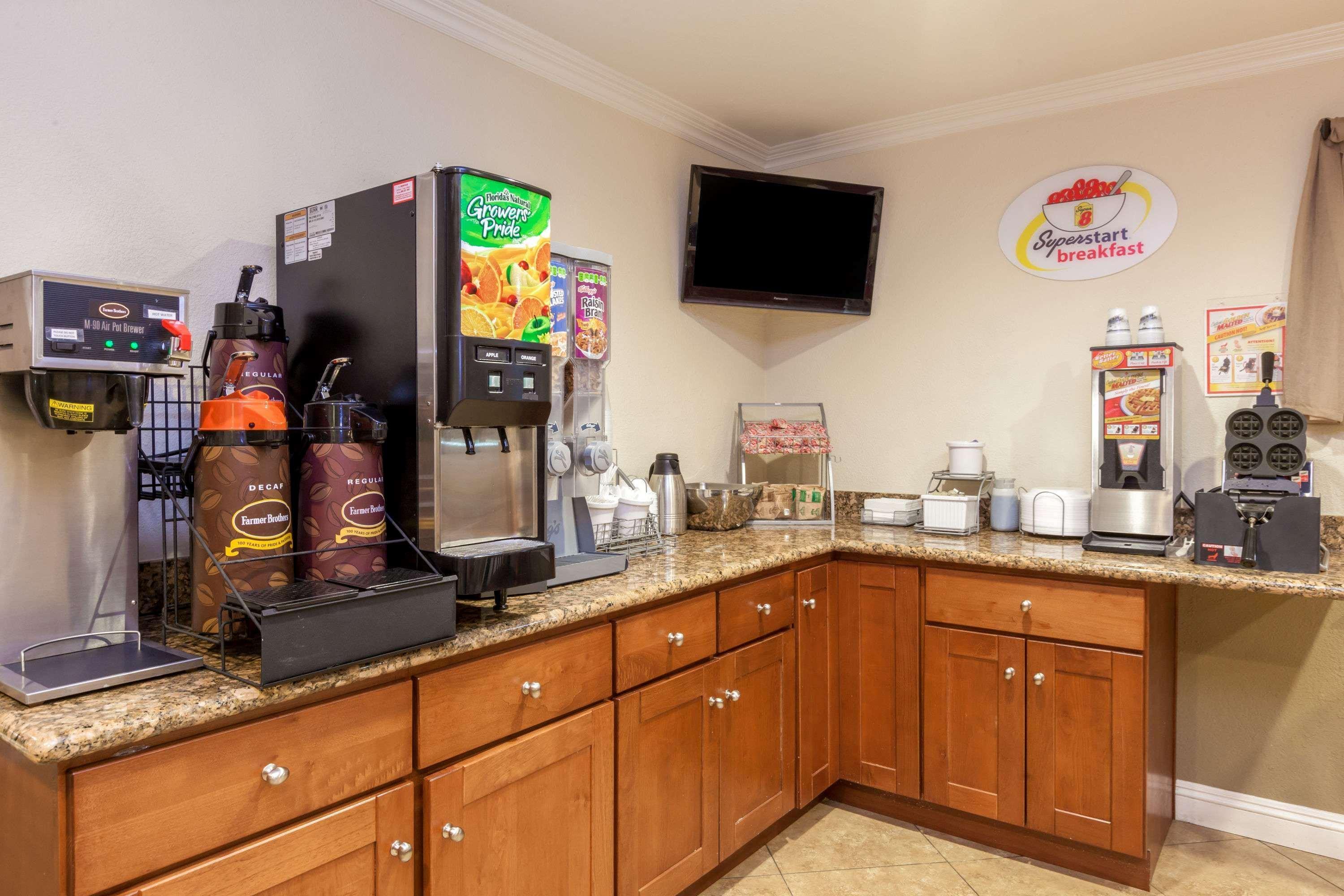 Super 8 By Wyndham Bakersfield/Central Exteriör bild