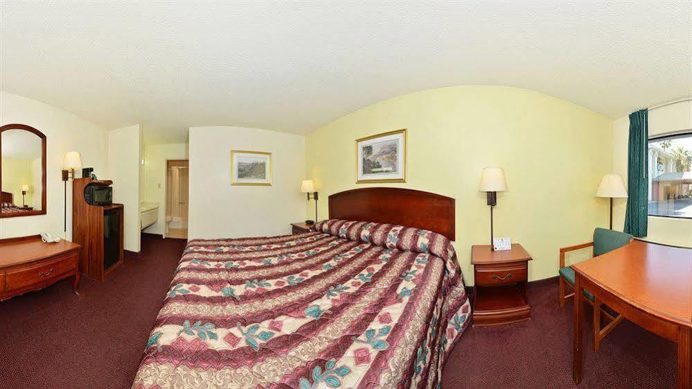 Super 8 By Wyndham Bakersfield/Central Exteriör bild